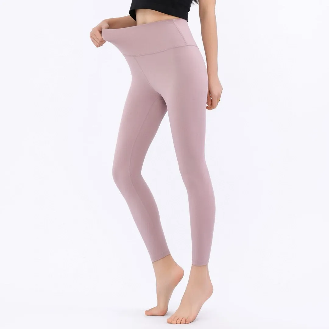 Model photo provided by Lululemon Lulu Yoga Pants Nude Seamless High-Waist Tight Fitness Quick-drying Women's Butt Lift Pants Design Concept~ Create a skin-friendly naked feeling, the special fabric is light and smooth, allowing you to focus on your practice. We have added a pocket design to this model to store small items! Fabric + Features The fabric is light and smooth, with four-sided stretch. Fabric ~ 25 spandex + 75 nylon (the same fabric as Lu Lu) is comfortable and stretchable and not easy to deform. Technology ~ Four needles and six threads are powerful (the same technology as Lu Lu). Technology ~ Italian elastic high silk thread (full elasticity, fit and slimming). High waist design, the waist is flat and fit, reducing tightness! Perfect for wrapping fat! Show your body shape better! Size S M L XL Color Purple Gray Black Bean Green Coffee Brown Rhino Gray
